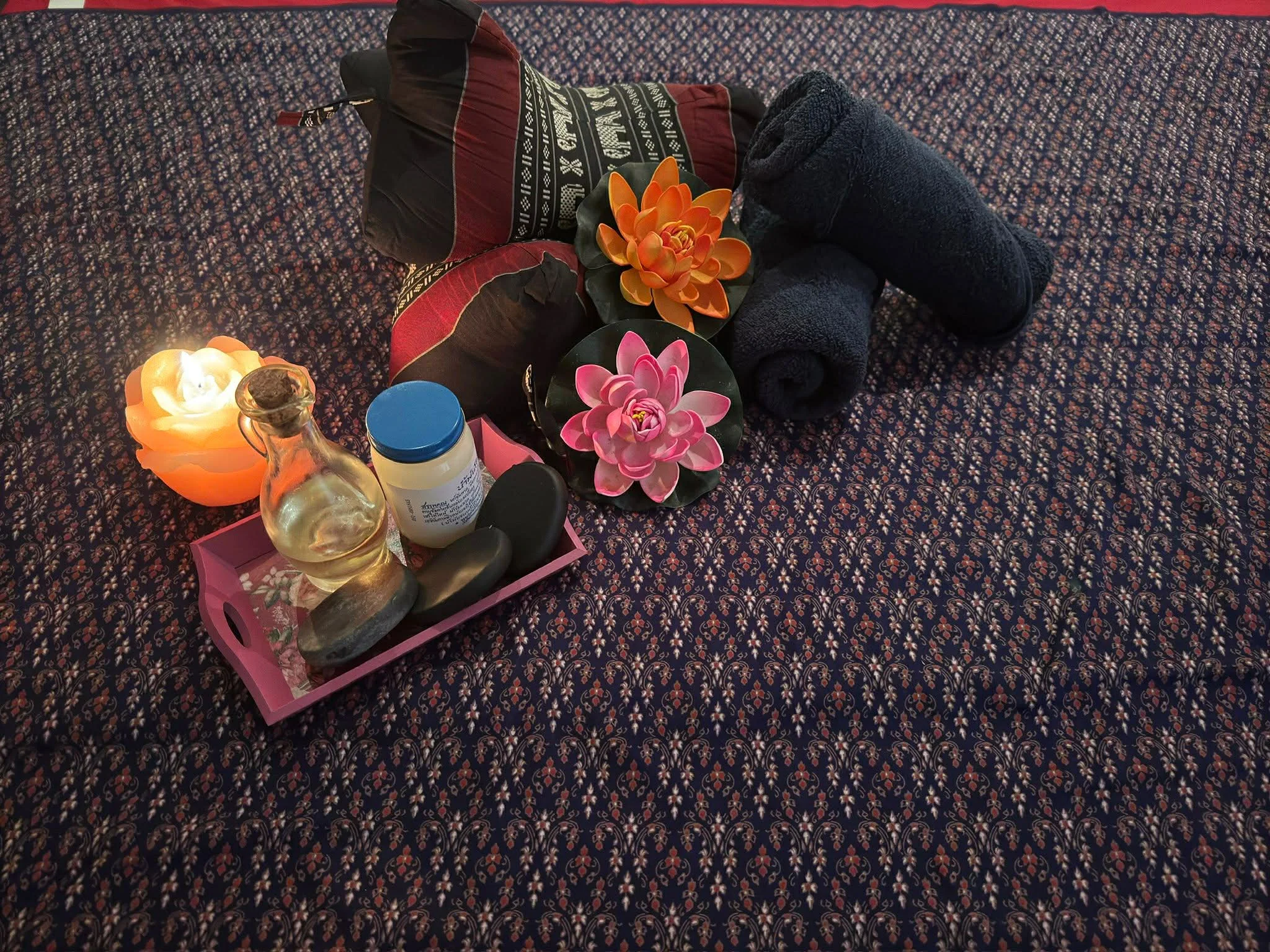 Werbetafel mit Öffnungszeiten vor dem Studio