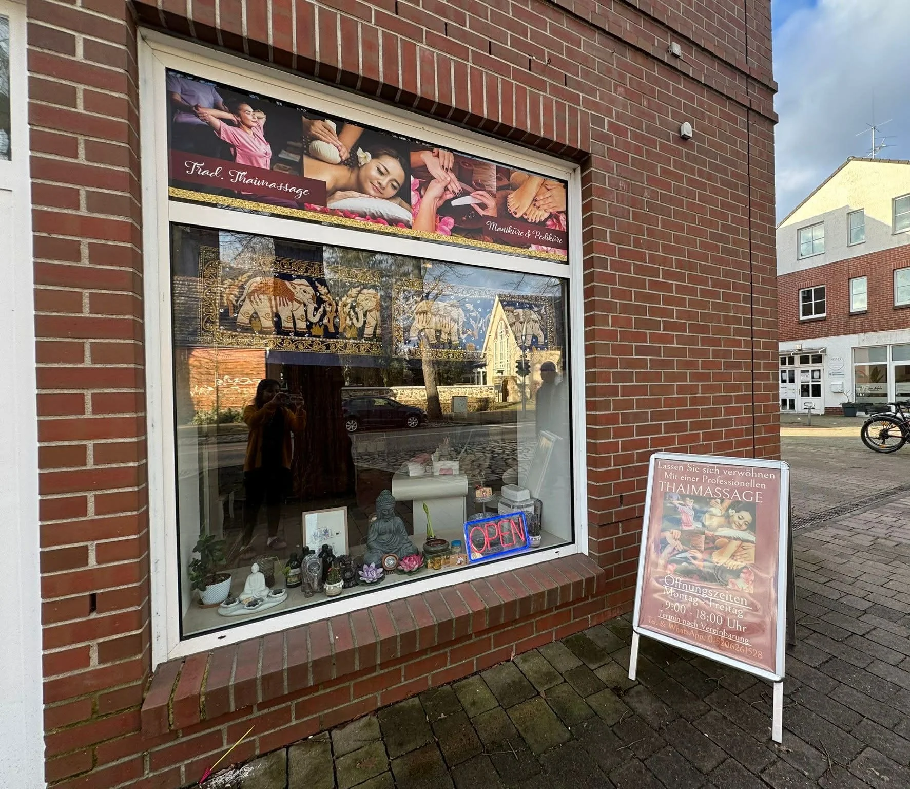 Thai-Massage Liege mit dekorierten Kissen und Handtüchern